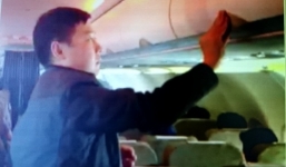 Hành khách Trung Quốc lục đồ trên máy bay Vietnam Airlines