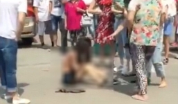 Video vợ cùng đồng bọn lột đồ đánh ghen gây phẫn nộ