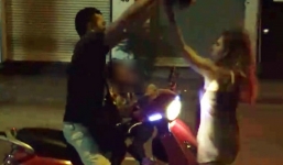 Video vợ 'nổi điên' đánh chồng túi bụi mặc con khóc giữa phố Sài Gòn
