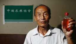 Cụ ông uống nước tiểu 23 năm để chữa bách bệnh