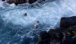 3 chàng trai suýt trả giá khi mạo hiểm chơi đùa dưới 'Hồ bơi chết chóc'