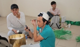 Hoài Linh chân trần, ngồi xổm tự trang điểm trong hậu trường