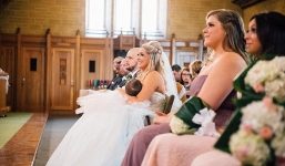 Hy hữu cô dâu tạm dừng đám cưới để cho con bú