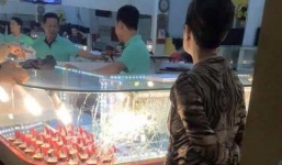 Thanh niên bịt mặt cướp tiệm vàng để lo cho bạn gái sắp sinh