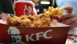 Thực khách hốt hoảng khi phát hiện vật lạ trong món gà KFC