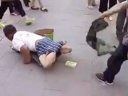 Sốc với video bóc mẽ người đàn ông giả vờ tàn tật đi ăn xin