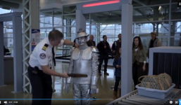 An ninh sân bay báo động vì trang phục lập dị của hành khách