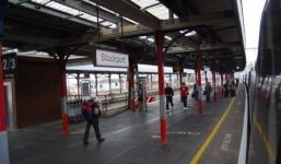 Bé trai 11 tuổi bị truy tìm vì quấy rối phụ nữ lớn tuổi tại nhà ga