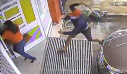 Người phụ nữ hoảng hốt chạy vào nhà khi bị côn đồ tấn công