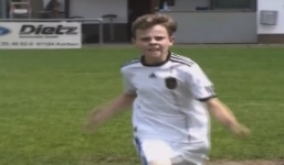 Cầu thủ nhí Đức tái hiện lại bàn thắng vàng của Oliver Bierhoff ở Euro 1996