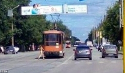 Nga: Cô gái khỏa thân ra đường vì bị bắt gặp ngoại tình