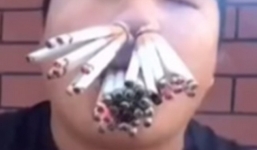 Nam thanh niên nhét thuốc lá đầy mồm, mũi rồi rút ra nhai ngấu nghiến