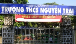 Thí sinh thi môn tiếng Anh dùng điện thoại gọi ra ngoài hỏi bài