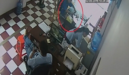 Video: Rót nước mời tên trộm, cô gái mất iPhone trong tích tắc