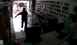 Video: Người đàn ông bị trộm 'cuỗm' xe máy trong 5 giây vì quên rút chìa khóa