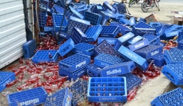 Video: Hàng trăm thùng nước ngọt văng xuống đường, người dân xông vào “hôi của”