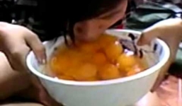 Người đàn ông nuốt 20 quả trứng sống trong chưa đầy 1 phút