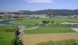 Thừa việc, thị trấn tặng 3,4 tỉ cho người tìm việc