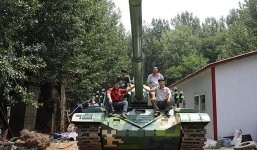 Nông dân tự chế xe tăng tặng con trai