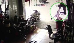 Video: Tên trộm chim bị chủ nhà rượt đuổi, bỏ chạy trối chết