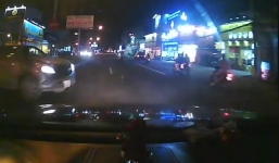 'Xế hộp' sang đường ẩu hơn xe máy, suýt gây tai nạn