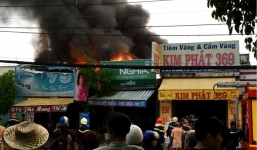 TP.Hồ Chí Minh: Cháy lớn gần tiệm vàng, nhân viên hốt hoảng gom vàng tháo chạy