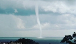 Video cận cảnh hai vòi rồng kép khổng lồ hiếm gặp