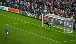 Pha đá penalty hài hước của Zaza thành chủ đề chế nhạo trên mạng 