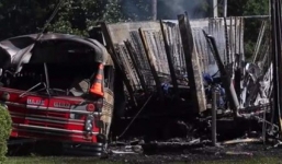 Xe buýt vượt đèn đỏ rồi đâm trúng xe tải, ít nhất 30 người thương vong