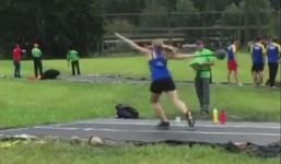 Giám khảo đau điếng khi bị nữ VĐV ném tạ trúng 'chỗ hiểm'