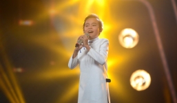 Cậu bé nghèo hát về quê hương khiến Tóc Tiên 'tan chảy'