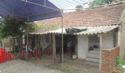 Bố bất lực nhìn con trai bị nước cuốn trôi