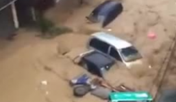 Video: Hàng loạt ô tô trôi lềnh bềnh vì lũ lụt tại Trung Quốc