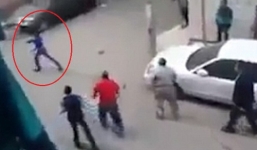 Video định cắt cổ vợ giữa phố, chồng bị người dân đuổi đánh