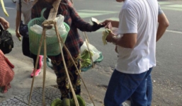 Video: Du khách Trung Quốc giật nón, đùa cợt chị bán chuối ở Đà Nẵng