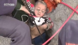 Video: Giải cứu bé trai rơi xuống giếng sâu 90m, rộng 30cm