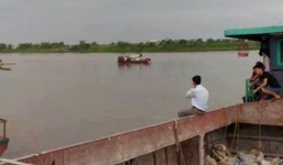 4 người trong gia đình chết, mất tích trên sông Hồng