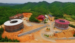 Cụ bà chi 86 tỷ xây cung điện như vua chúa