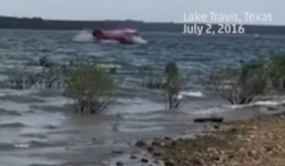 Video: Máy bay chở khách lao thẳng xuống hồ