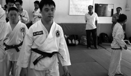 Nghị lực của người cha suốt 28 năm nuôi con bệnh Down thành tài 