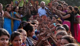 Người đàn ông được làm bố vợ hàng trăm lần trong 8 năm