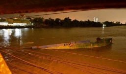 Sà lan tải trọng 500 tấn đâm vào cầu Rạch Đĩa ở TP HCM