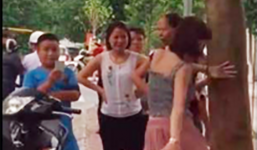 Cô gái thu hút sự hiếu kỳ vì hành động khó hiểu quanh gốc cây