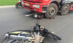 5 bí kíp giúp xe máy thoát chết khi gặp xe tải