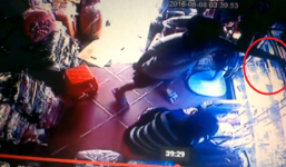 Video: Cô gái ngủ say, tên trộm vào cửa hàng 'cuỗm' điện thoại