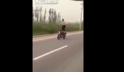 Video: Thanh niên bỏ hai tay đứng trên yên xe máy đang chạy và cái kết