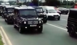 Video: Dàn siêu xe 'đại náo' đường phố Moscow gây bức xúc