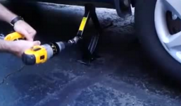 Cách nâng, hạ xe ô tô để thay lốp siêu nhanh