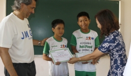 Hai cầu thủ nhí trúng tuyển vào Học viện bóng đá NutiFood 