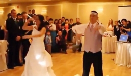 Cô dâu cùng chú rể múa côn nhị khúc tưng bừng ngay tại lễ cưới